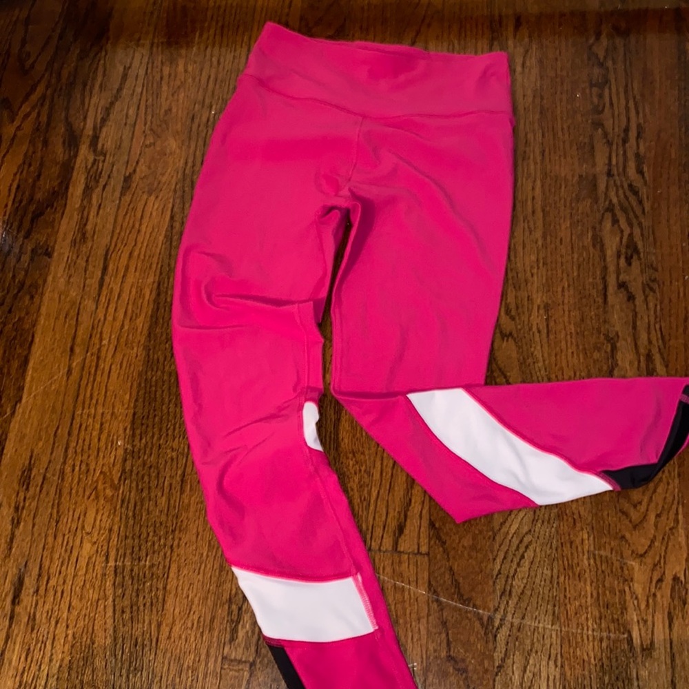 AQUA: workout leggings in a berry pink color with some white detailing